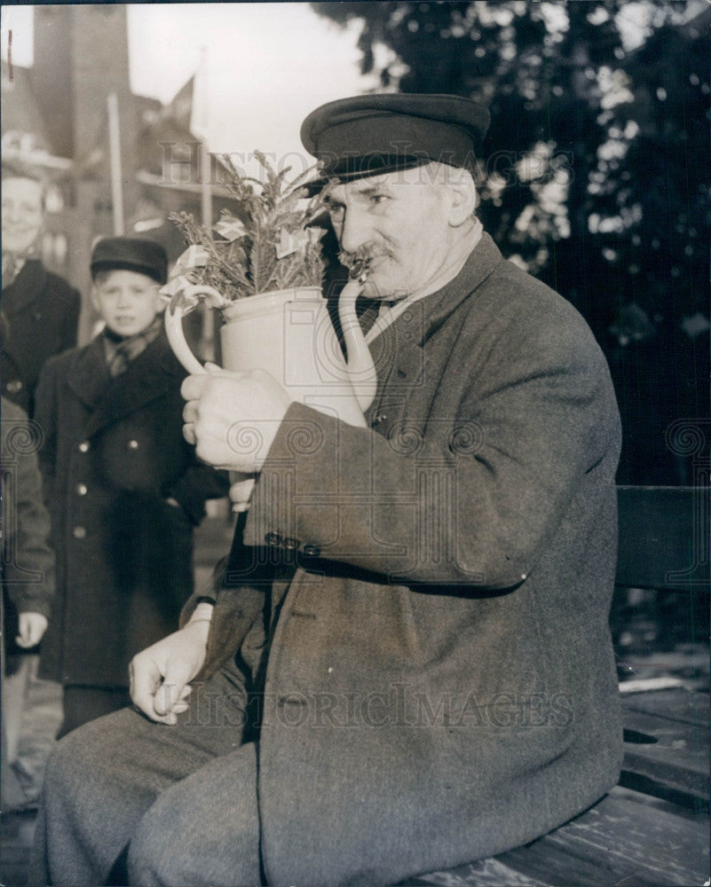 1950 Denmark P Hansen Coffee Pot Musician Press Photo - Historic Images