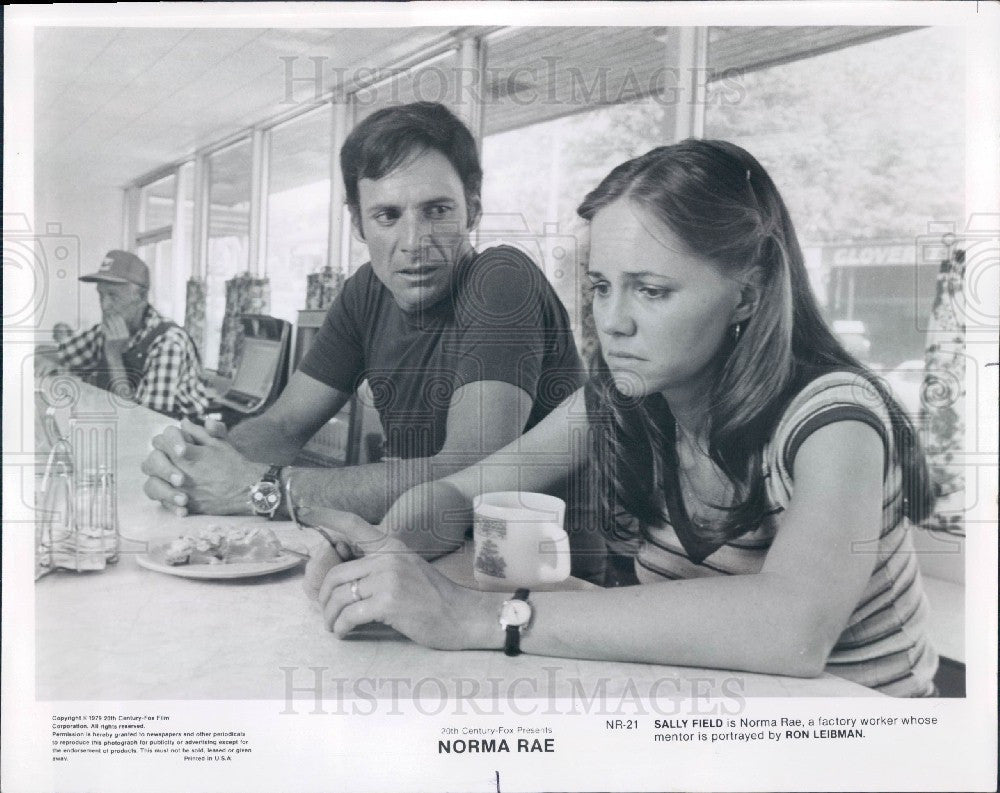 1979 Actors Sally Field and Ron Leibman Press Photo - Historic Images