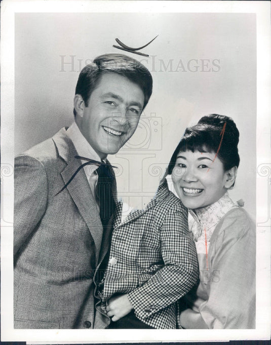 1969 Actors Bill Bixby & Miyoshi Umeki Press Photo - Historic Images