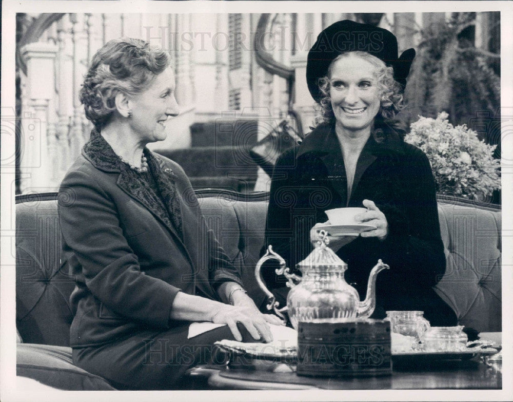 1975 Actors Jane Rose &amp; Cloris Leachman Press Photo - Historic Images