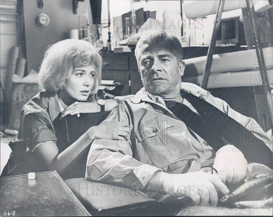 1965 Actors Janette Scott & Dana Andrews Press Photo - Historic Images