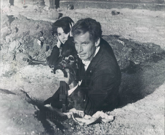 1968 Actors Charlton Heston & Kathryn Hays Press Photo - Historic Images