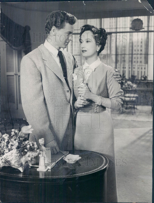 1953 Actors Merle Oberon and John Baer Press Photo - Historic Images