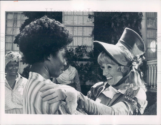 1977 Actors Madge Sinclair & Sandy Duncan Press Photo - Historic Images