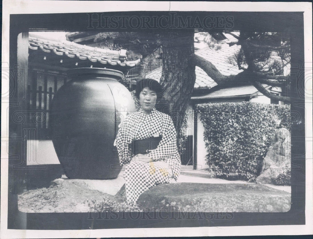 1959 Japanese Maid Traditional Kimono Press Photo - Historic Images