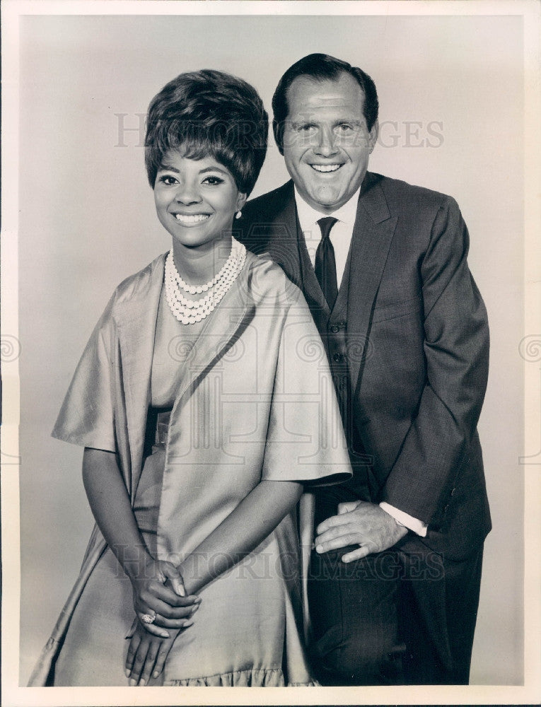 1965 Comedian Alan King &amp; Singer Leslie Uggams Photo - Historic Images