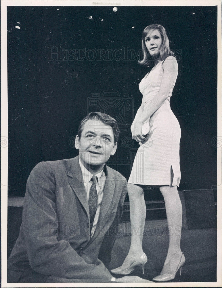1964 Actors Hal Holbrook &amp; Jennifer West Press Photo - Historic Images