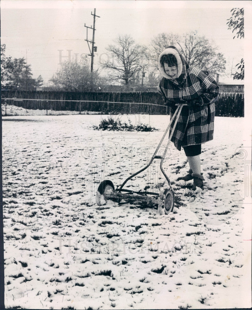 1967 Northbrook IL L Carlson Mows Snow Press Photo - Historic Images