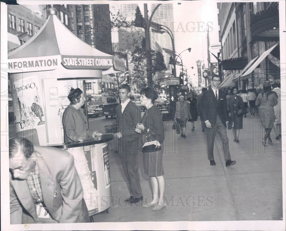 1962 Chicago IL State Street Info Booth Press Photo - Historic Images