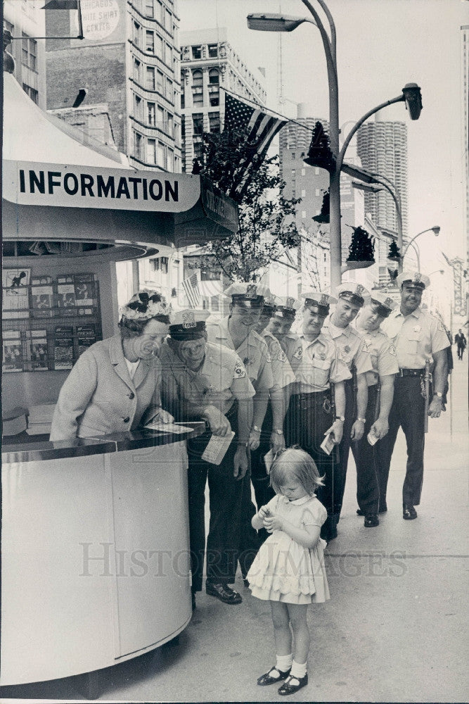 1965 Chicago IL State Street Info Booth Press Photo - Historic Images