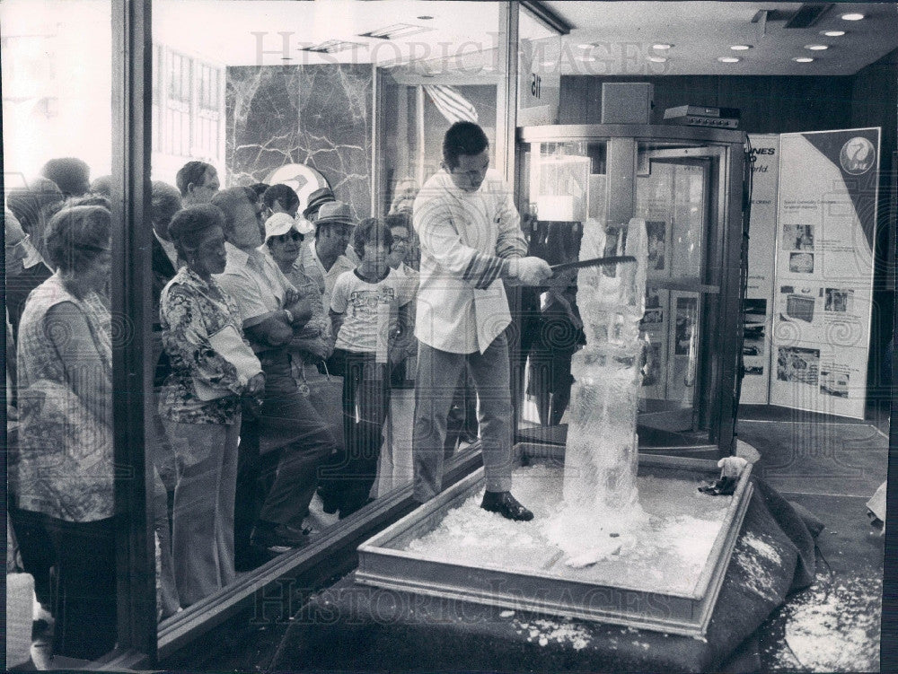 1974 Chicago IL State St Ice Sculptor Press Photo - Historic Images