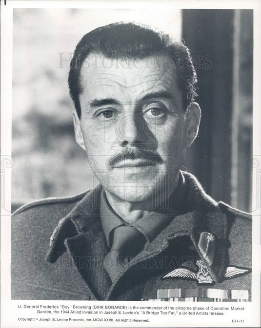 Undated Actor Dirk Bogarde Press Photo - Historic Images