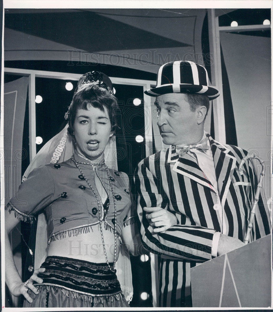 1961 Actors Carol Burnett &amp; Garry Moore Press Photo - Historic Images