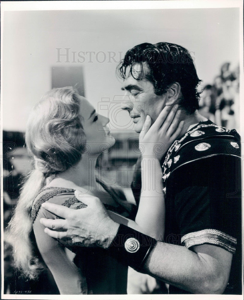 1962 Actor Victor Mature &amp; Liana Orfei Press Photo - Historic Images