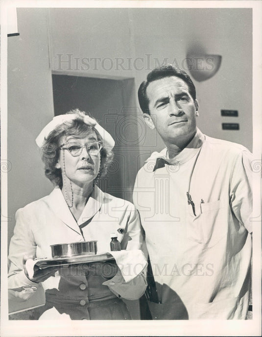 1963 Actors John Beradino & Mae Clarke Press Photo - Historic Images