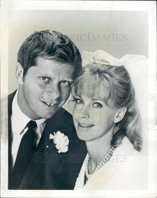 1972 Actors Robert Morse & E.J. Peaker Press Photo - Historic Images