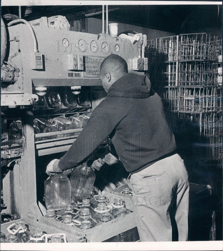 1967 Chicago Milk Dealers Bottle Exchange Press Photo - Historic Images