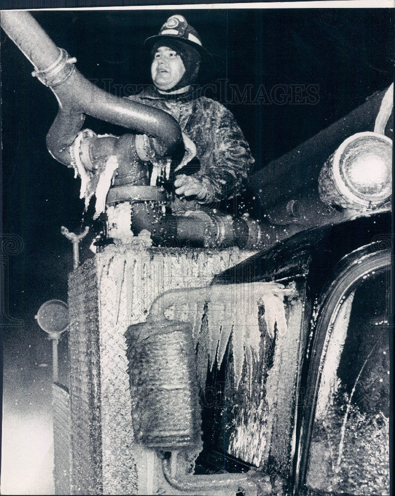 1977 Chicago IL Subzero Firefighting Press Photo - Historic Images