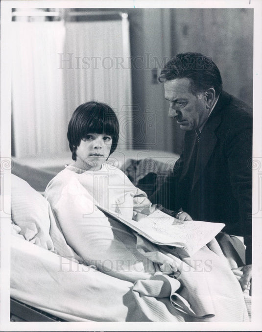 1977 Actors Shane Sinutka & Jack Klugman Press Photo - Historic Images