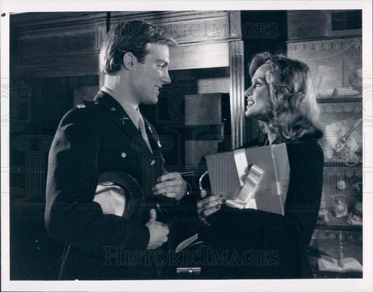 1977 Actors Stephen Collins & Lauren Hutton Press Photo - Historic Images