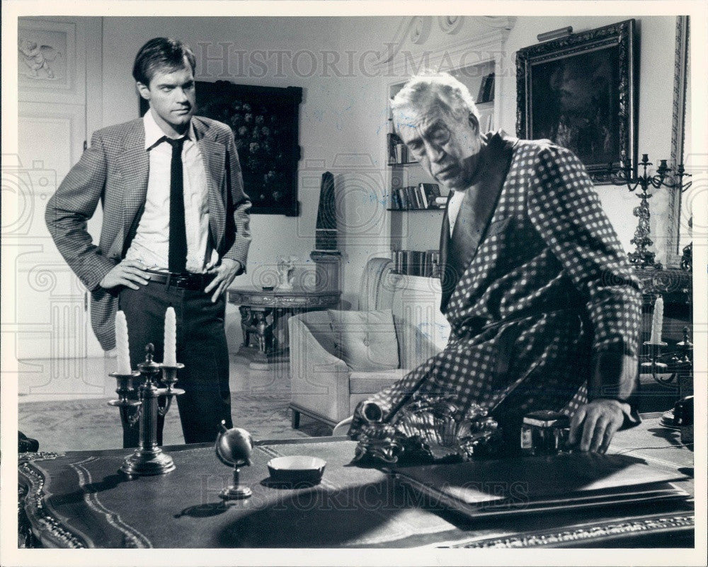 1977 Actors Stephen Collins &amp; John Huston Press Photo - Historic Images
