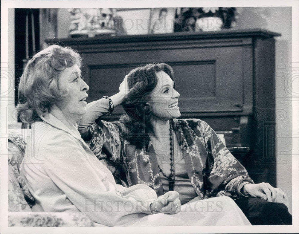 1976 Eileen Heckart & Valerie Harper Rhonda Press Photo - Historic Images