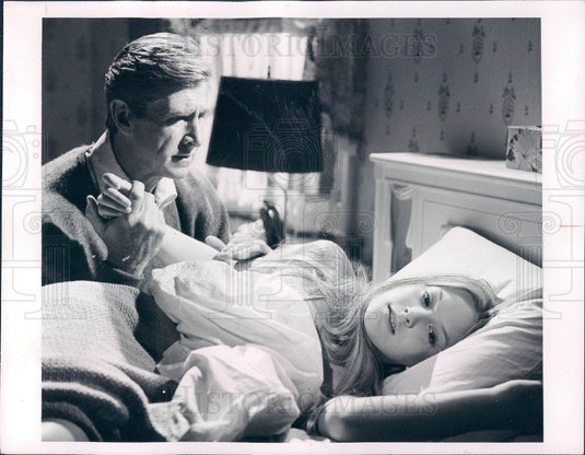 1968 Actors Lloyd Bridges & Deborah Winters Press Photo - Historic Images