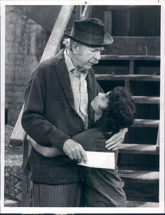 1977 Actors Jack Albertson & Gabriel Melgar Press Photo - Historic Images