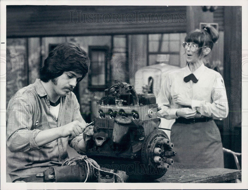 1974 Actors Freddie Prinze &amp; Bonnie Boland Press Photo - Historic Images