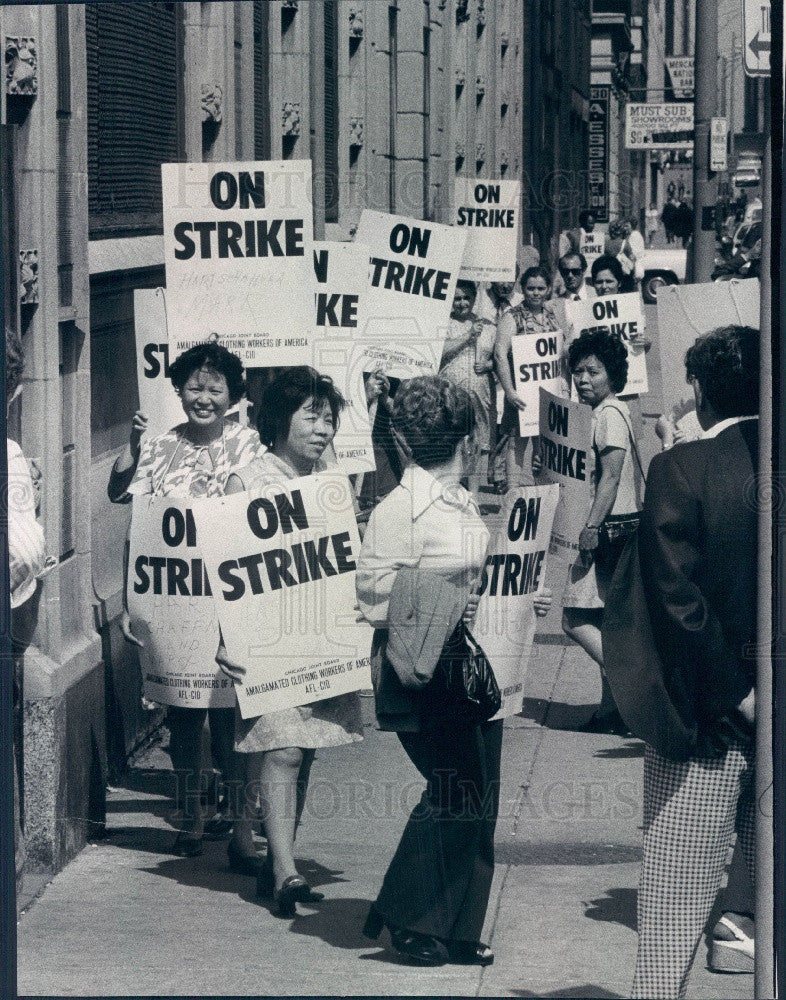 1974 Chicago Amalgamated Clothing Workers Protest Photo - Historic Images