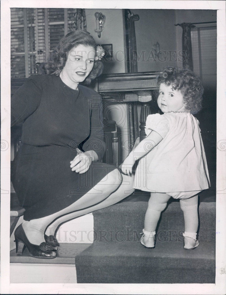 1945 Actress Joan Berry Press Photo - Historic Images