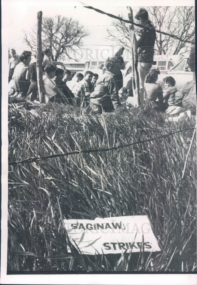 1960 Saginaw TX Student Strike Press Photo - Historic Images