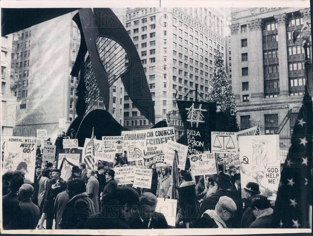 1970 Chicago IL Lithuanian Protesters Press Photo - Historic Images