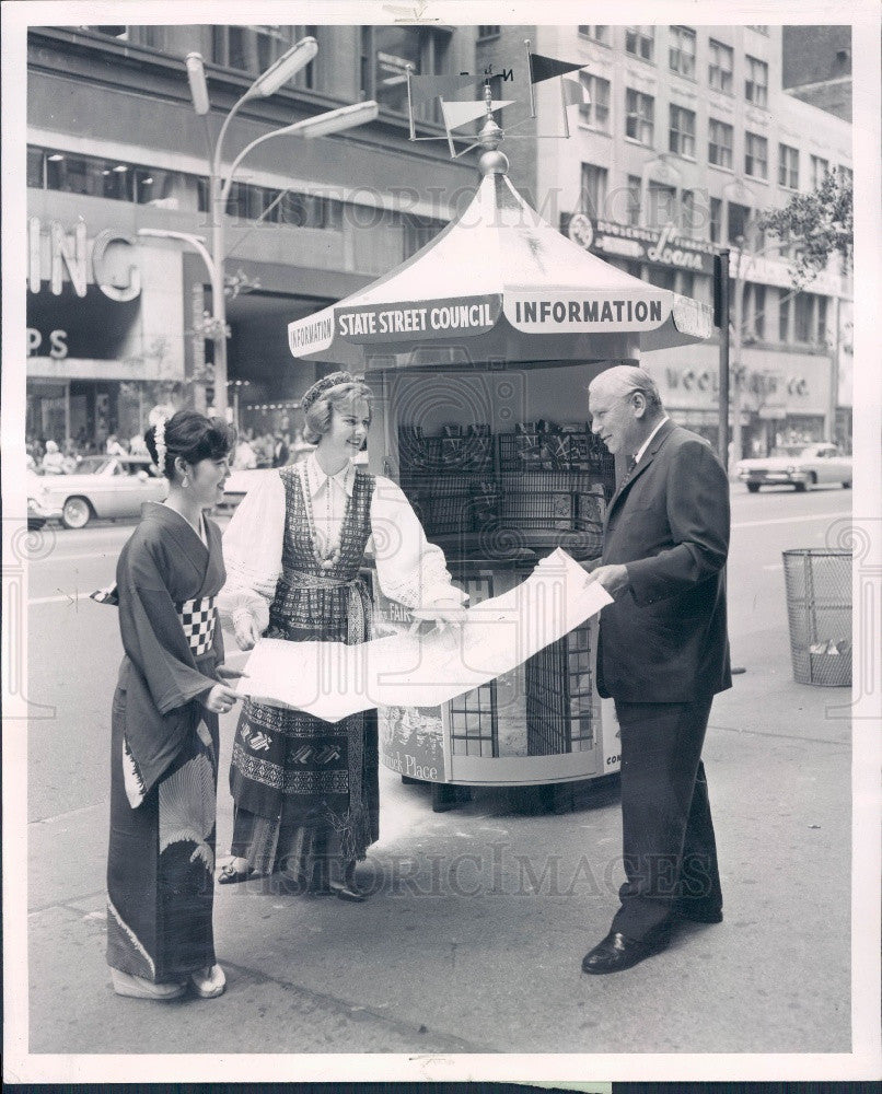 1961 Chicago IL State St Council Info Booth Press Photo - Historic Images