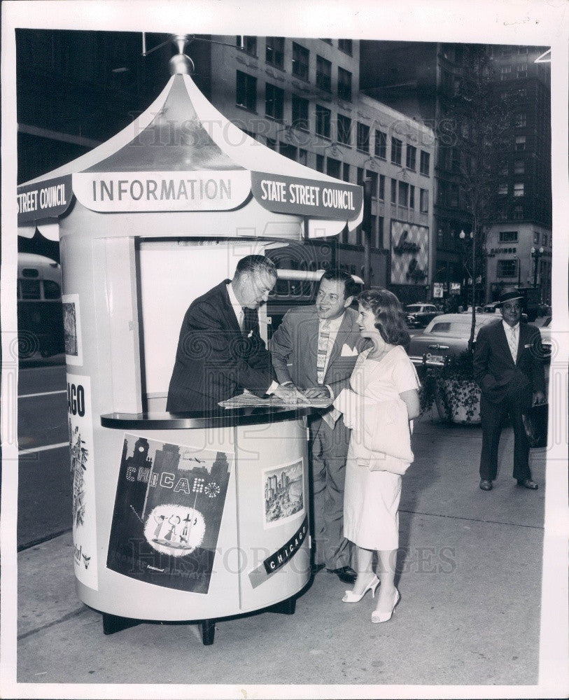 1958 Chicago IL State St Council Info Booth Press Photo - Historic Images