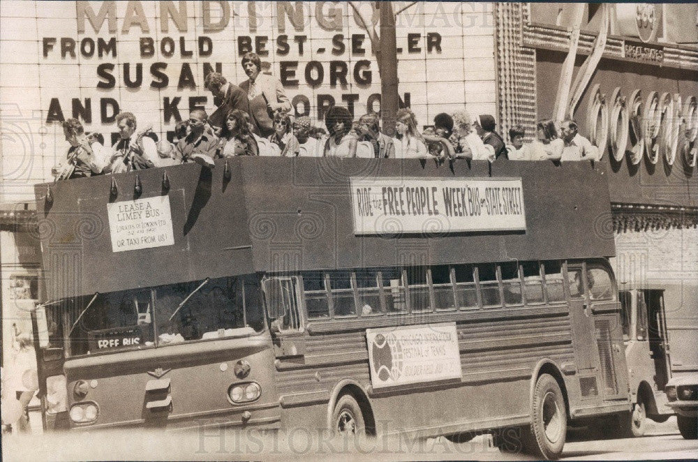 1975 Chicago IL State St People Week Bus Press Photo - Historic Images