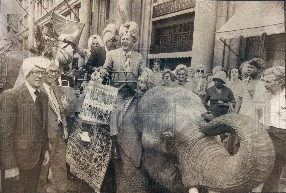 1975 Chicago State St People Week Elephant Press Photo - Historic Images