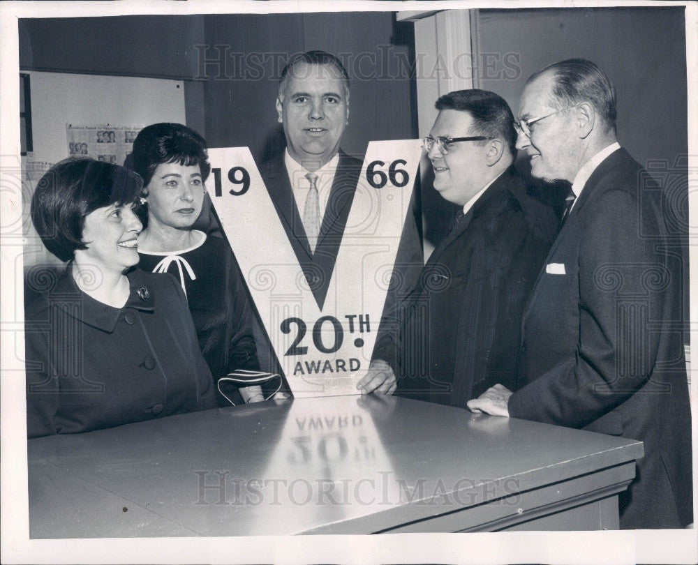 1966 Chicago IL State St Volunteer of Year Press Photo - Historic Images