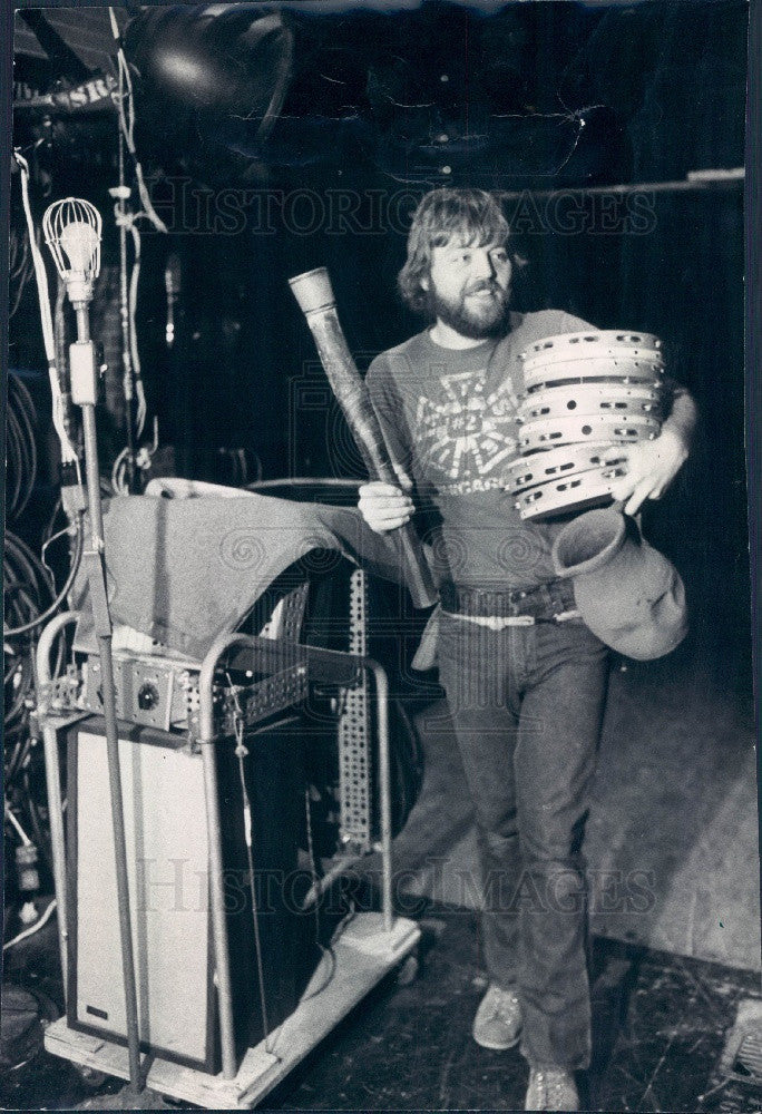 1975 Chicago Opera Stagehand Pat Donahue Press Photo - Historic Images