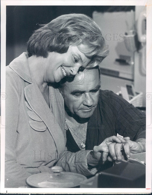 1976 Actors Bettye Ackerman & Edward Asner Press Photo - Historic Images
