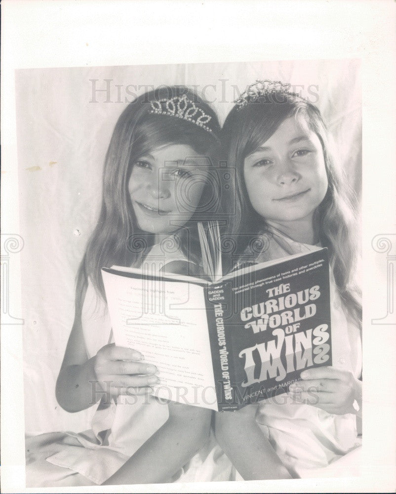 1972 Chicago Twins Sherri &amp; Mary Jeffries Press Photo - Historic Images