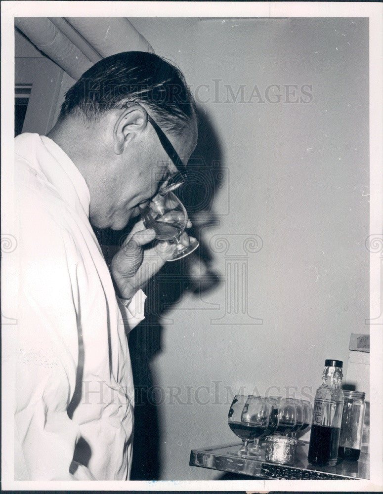 1965 Whiskey Taster Dan Knopf Press Photo - Historic Images