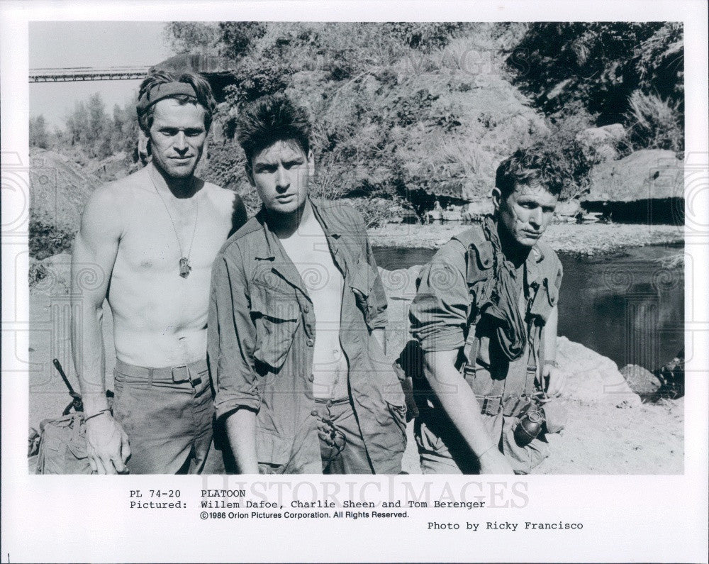 1990 Willem Dafoe/Charlie Sheen/T Berenger Press Photo - Historic Images