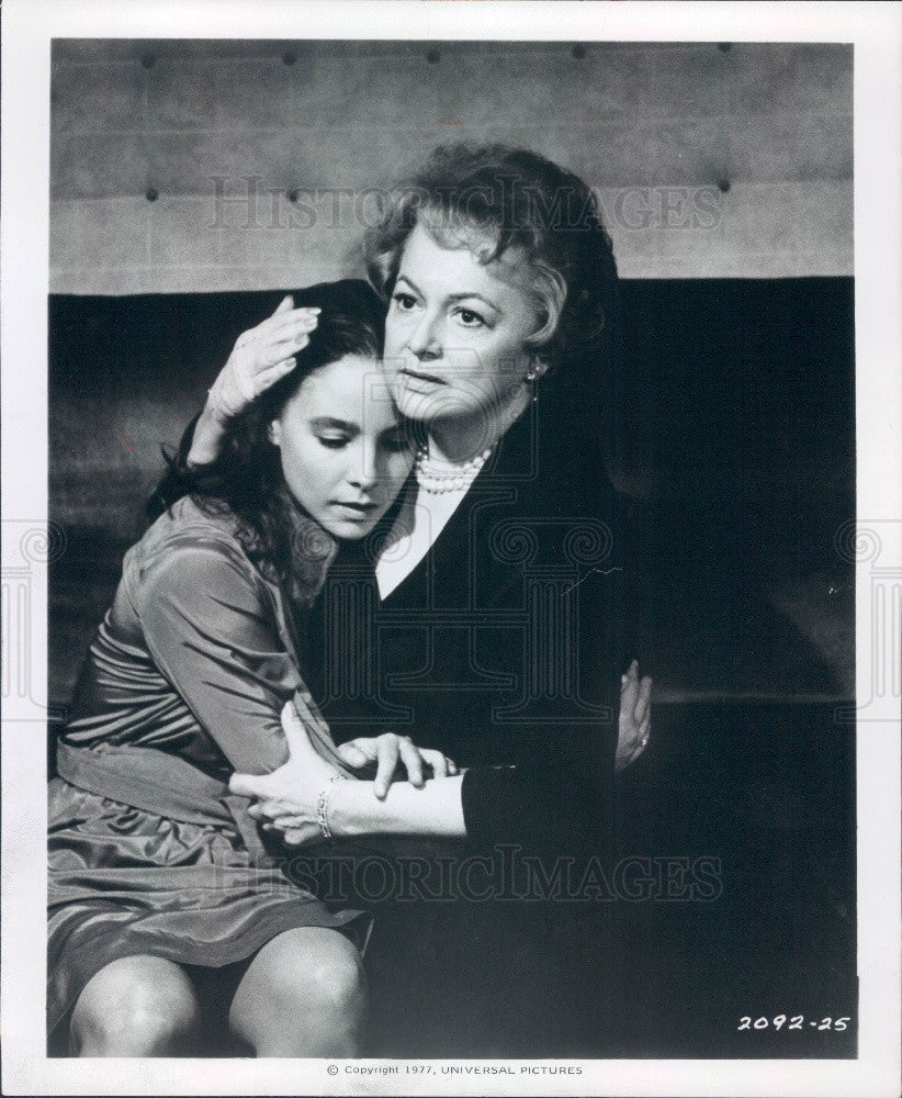1977 Actors Olivia de Havilland/Kathleen Quinlan Photo - Historic Images