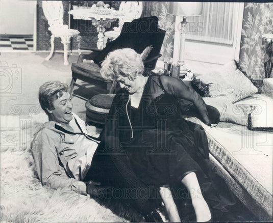 1966 Actors Shelley Winters & Michael Caine Press Photo - Historic Images