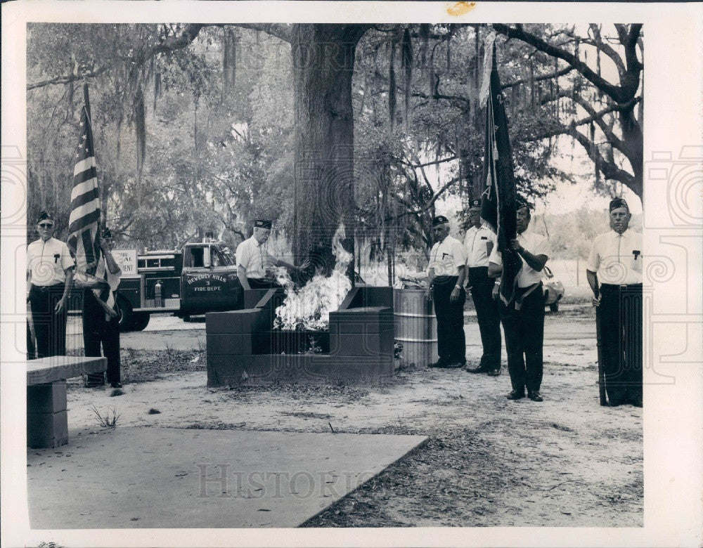 1975 Beverly Hill FL Am Legion Flag Burning Press Photo - Historic Images