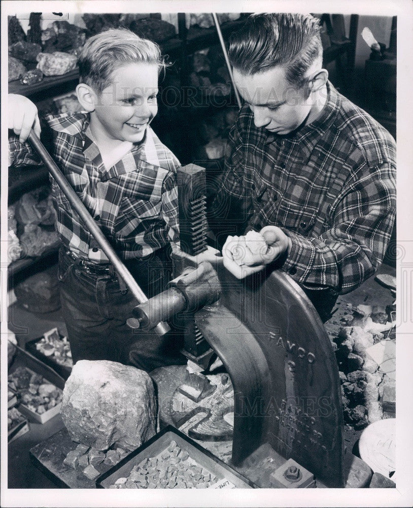 1952 Robert &amp; Richard Schultz Break Stones Press Photo - Historic Images