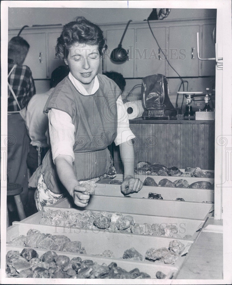 1958 Stone Cutter Mrs. Wilbur Shapiro Press Photo - Historic Images