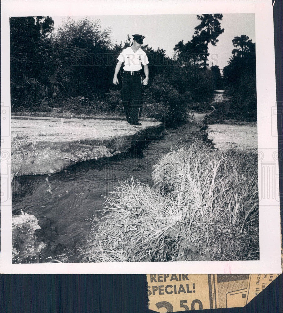 1959 St. Petersburg FL Patrolman Richards Road Washout 13th Ave S Press Photo - Historic Images