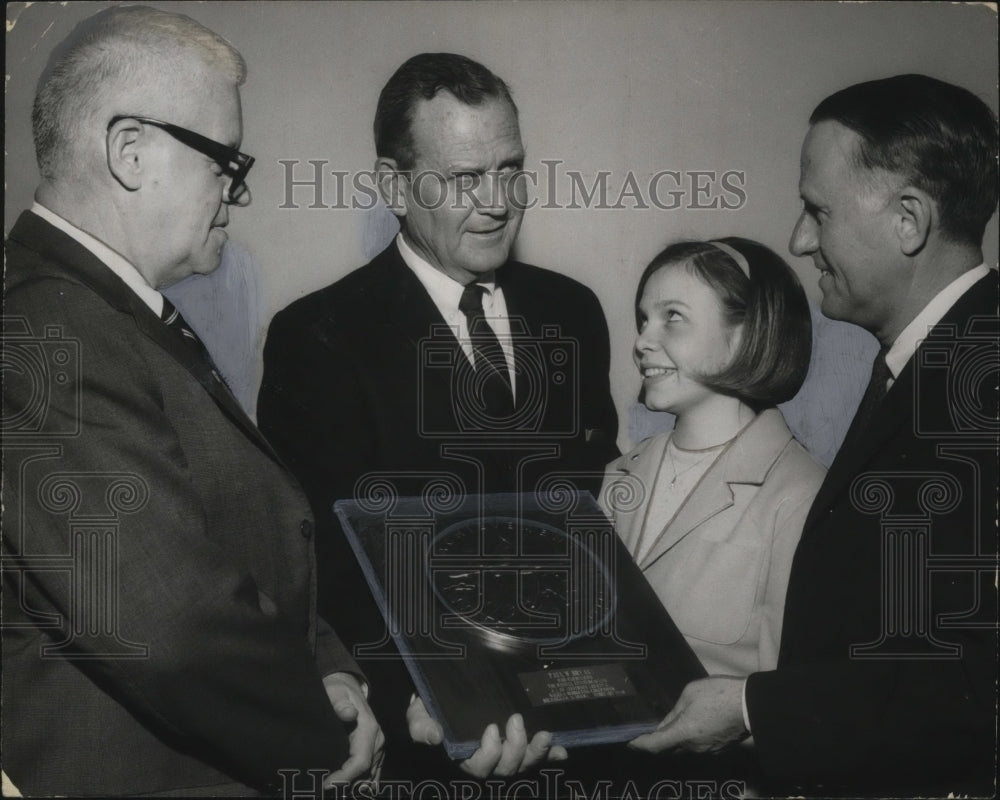 1968 Press Photo Junior Achievers Present Leadership Award to Paul Bryant - Historic Images